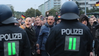 8 ранени полицаи на концерт "Рок срещу твърде многото чужденци" в Германия