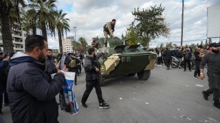 Трима души бяха убити в неделя когато протести в алавитската