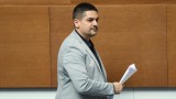 Радостин Василев критикува Киселова, че разказвала вицове за кокошки носачки