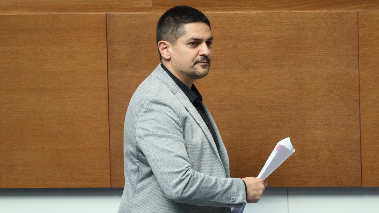 Радостин Василев критикува Киселова, че разказвала вицове за кокошки носачки