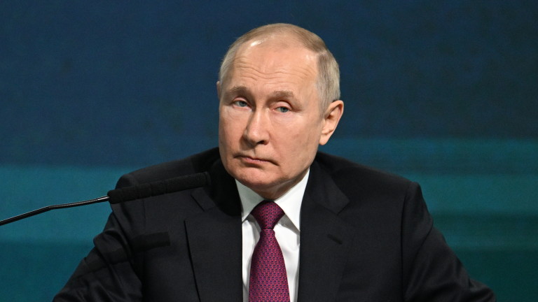 Путин с пръст и подпис за ракетата „Бук“, свалила MH17 над Украйна през 2014 г.