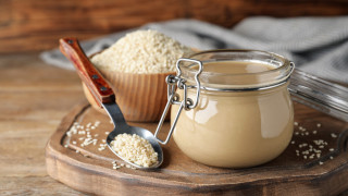 Всички знаем че таханът представлява кремообразна паста приготвена от сусамови