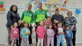 Футболисти на Ботев (Враца) зарадваха деца