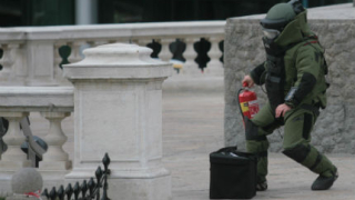 Сигнал за бомба отцепи района около парламента 
