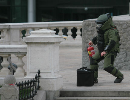 Сигнал за бомба отцепи района около парламента 