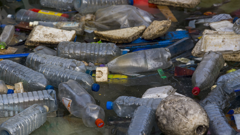 Тонове отпадъци са изхвърлени в река в Искърското дефиле
