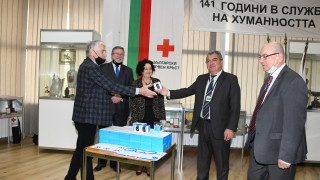 Дарение от 50 смарт гривни Comarch предназначени за хора под