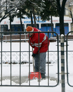 Пътищата са мокри, времето ясно