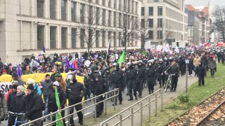 Сблъсъци между полиция и протестиращи срещу "Алтернатива за Германия"