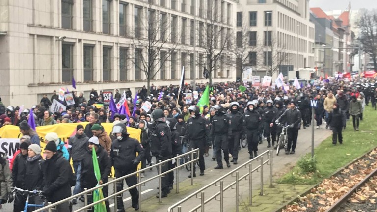 Сблъсъци между полиция и протестиращи срещу "Алтернатива за Германия"