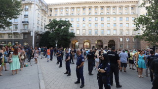 Със знамена на Украйна и ЕС протестиращи искат импийчмънт на Радев