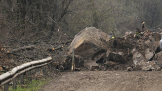 Голяма скална маса затруднява движението на Подбалканския път София Бургас в