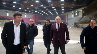Министър Кралев инспектира ремонта на зала "Фестивална"