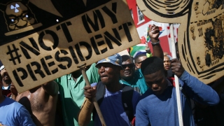 Сълзотворен газ и гумени куршуми по протест в Южна Африка 