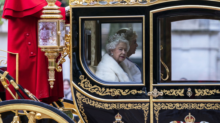Кралица Елизабет II абдикира в полза на Чарлз до 18 месеца?