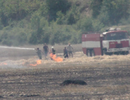 Едновременно гасят два пожара до циганската махала в Стара Загора 