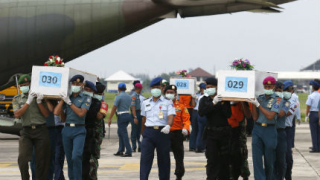 Откриха четири големи парчета от разбилия се самолет на AirAsia 