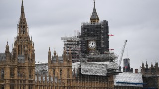 Британските депутати напускат Уестминстърския дворец за най малко 6 г във връзка с