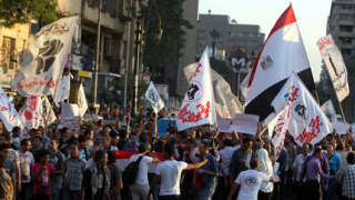 Поддръжници и противници на Морси се бият в центъра на Кайро