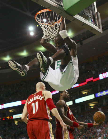 Бостън надви Кливланд и поведе с 3:2 в серията