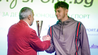 Талантливият плувец Петър Мицин който спечели наградата за най добър млад