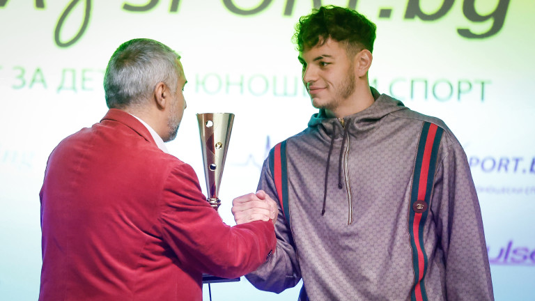 Талантливият плувец Петър Мицин, който спечели наградата за най-добър млад