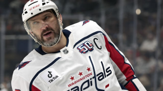 Руският нападател на Вашингтон Кепитълс Александър Овечкин заема първо