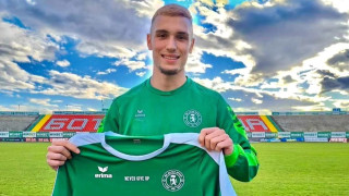 Младежкият национал Марк Емилио Папазов е първото ново попълнение на Ботев