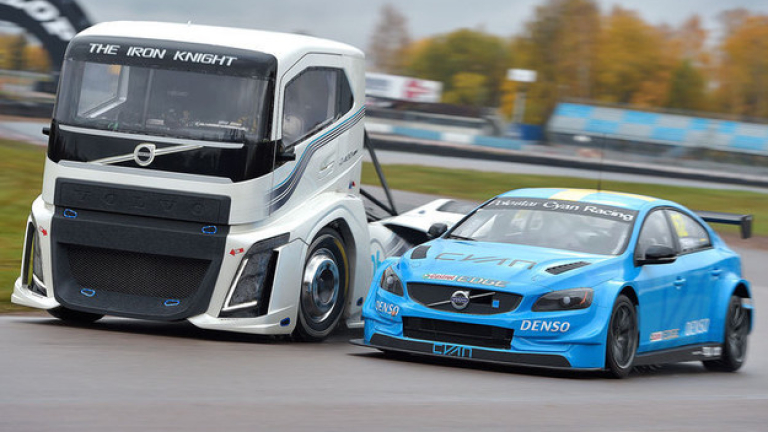 Кой е по-бърз: Volvo S60 или камион Iron Knight? (ВИДЕО)