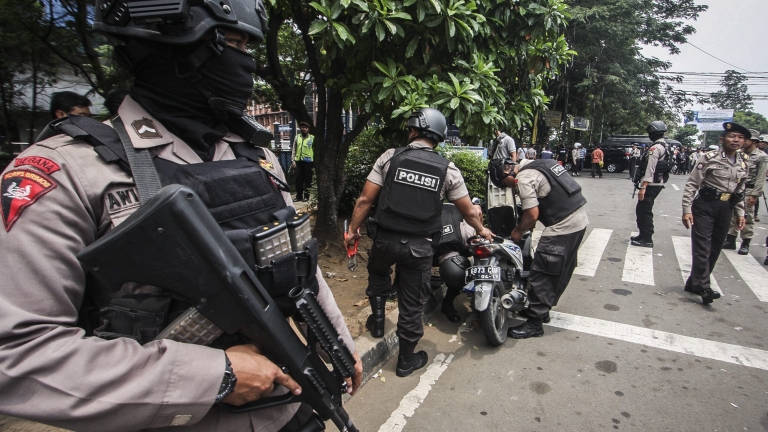 Две експлозии до автобусна спирка в Джакарта, Индонезия