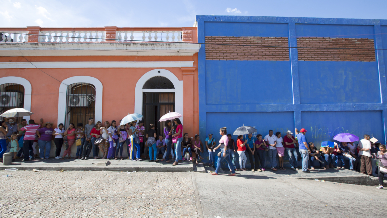 Закъсала Венецуела губи и последния си източник на приходи