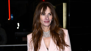 Както всяка уважаваща себе си известна дама която вече не