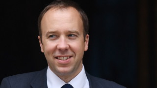 Министърът на здравеопазването на Великобритания Мат Ханкок се оттегли от