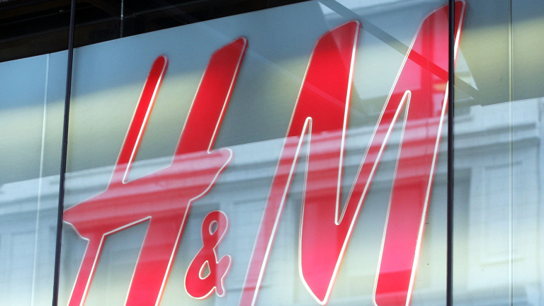 Движена от слабата крона и ниските цени, H&M отчете по-големи продажби