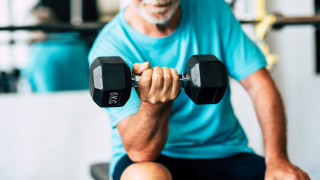 Той е на 70 години вече е дядо но продължава