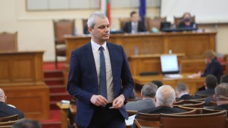 Председателят на ПГ на Възраждане Костадин Костадинов поиска оставката на