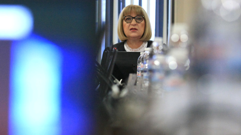 Цачева: Няма да се въвежда трети пол и да се признават еднополови бракове
