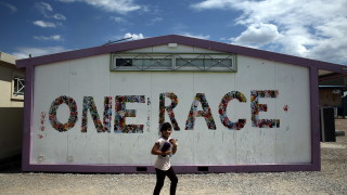 Гърция започна да прехвърля стотици мигранти от хронично претъпканите лагери