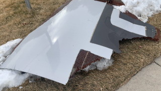 Отломки от самолет с над 240 души на борда паднаха