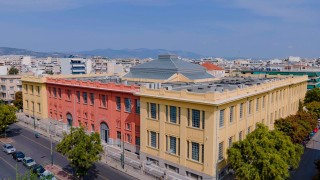 Един от най-богатите гърци реставрира емблематична изоставена цигарена фабрика в Атина
