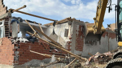 Събарят десетки незаконни постройки в Стара Загора