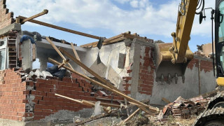 Събарят десетки незаконни постройки в Стара Загора