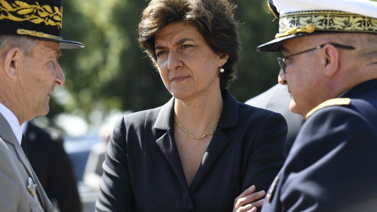 Военният министър на Франция Силви Гулар подаде оставка