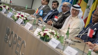 ОПЕК+ договаря намаляване на добивите до края на годината