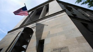 Бивш служител на Държавния департамент обвинен че е продавал правителствена