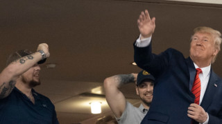 С флаг на Конфедерацията близо до поле задимено от оръдейни