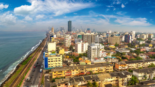 Година след като разгневени жители на Шри Ланка нахлуха в