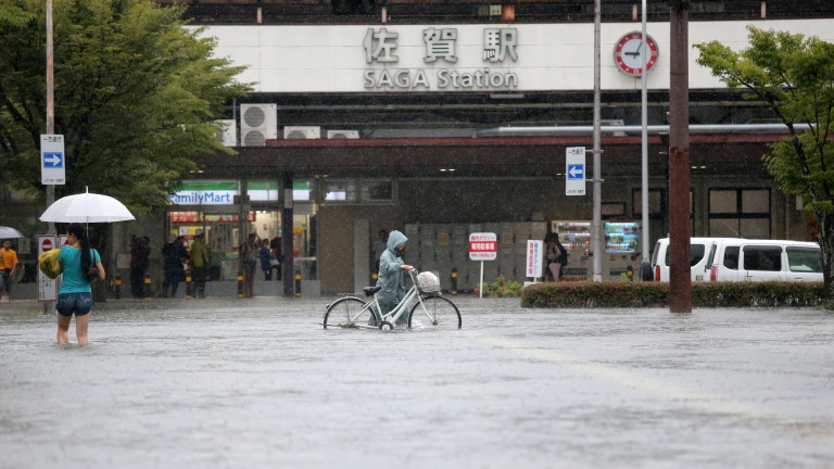 Евакуират хиляди японци заради проливните дъждове 