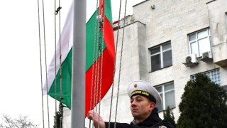 Националният флаг ще бъде спуснат наполовина във всички формирования на