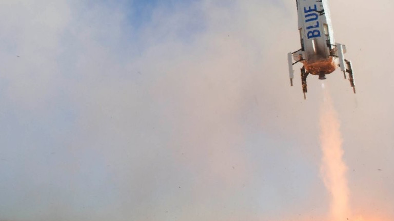 Космическата компания на Безос успешно тества ракета за туристи